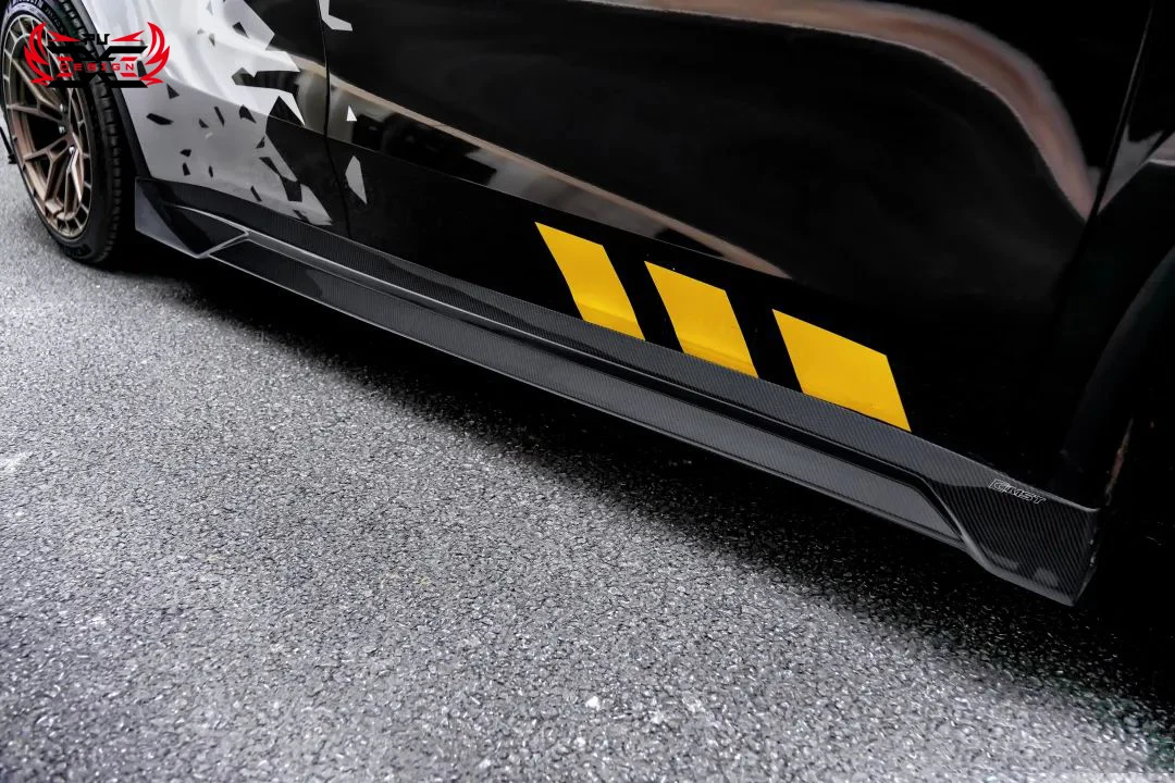 Faldon lateral CM para Tesla Model Y 2025 - labio en fibra carbono - imagen 4