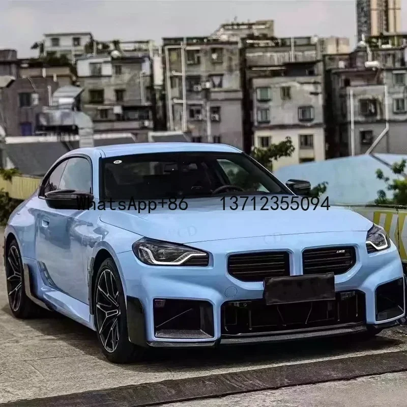 Piezas del body kit M Performance en carbono seco colocadas sobre mesa