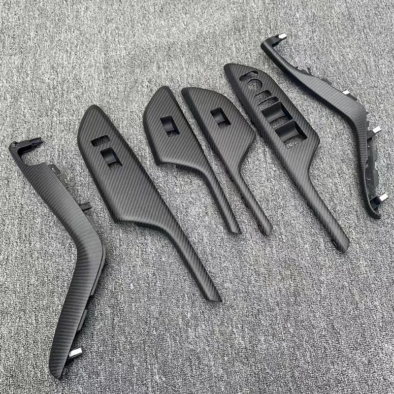 Detalle del tejido de fibra de carbono en la manija de puerta