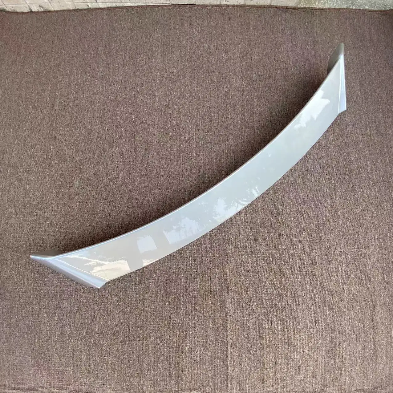 Detalle del alerón con acabado de imprimación