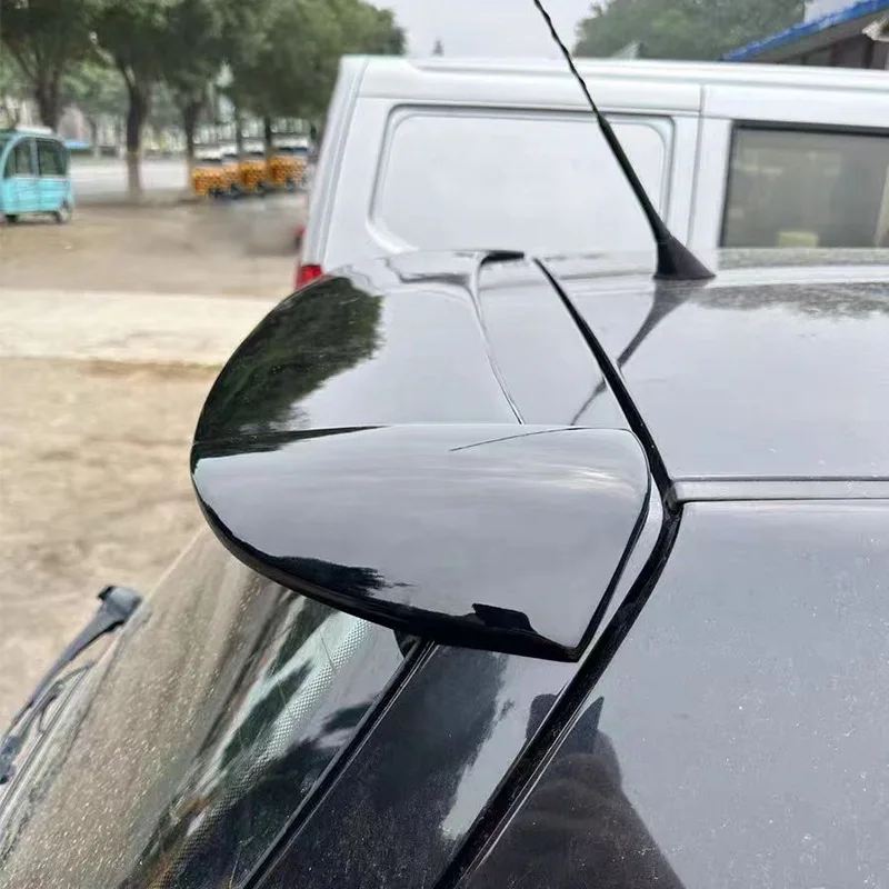 Alerón trasero negro brillante instalado en Volkswagen Golf 4