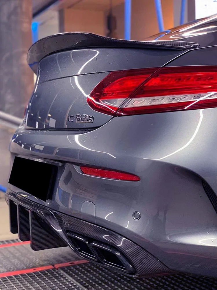 Detalle del diseño del alerón para maletero de Mercedes-Benz