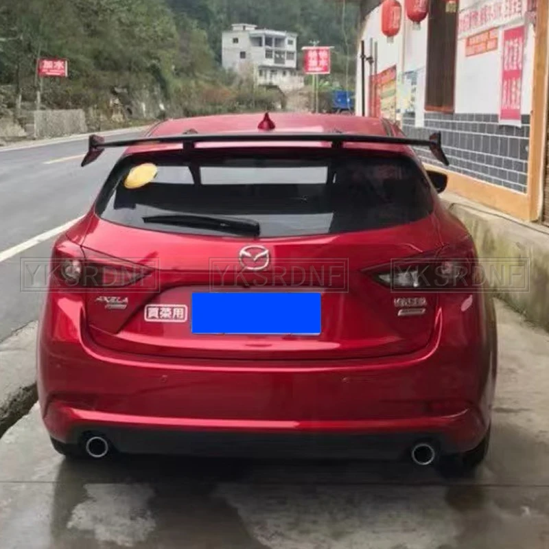 Alerón trasero ABS instalado en Mazda 3 Axela Hatchback