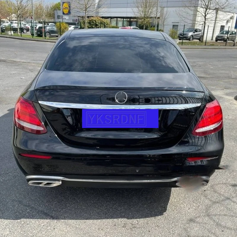 Mercedes W213 spoiler trasero visto desde atrás