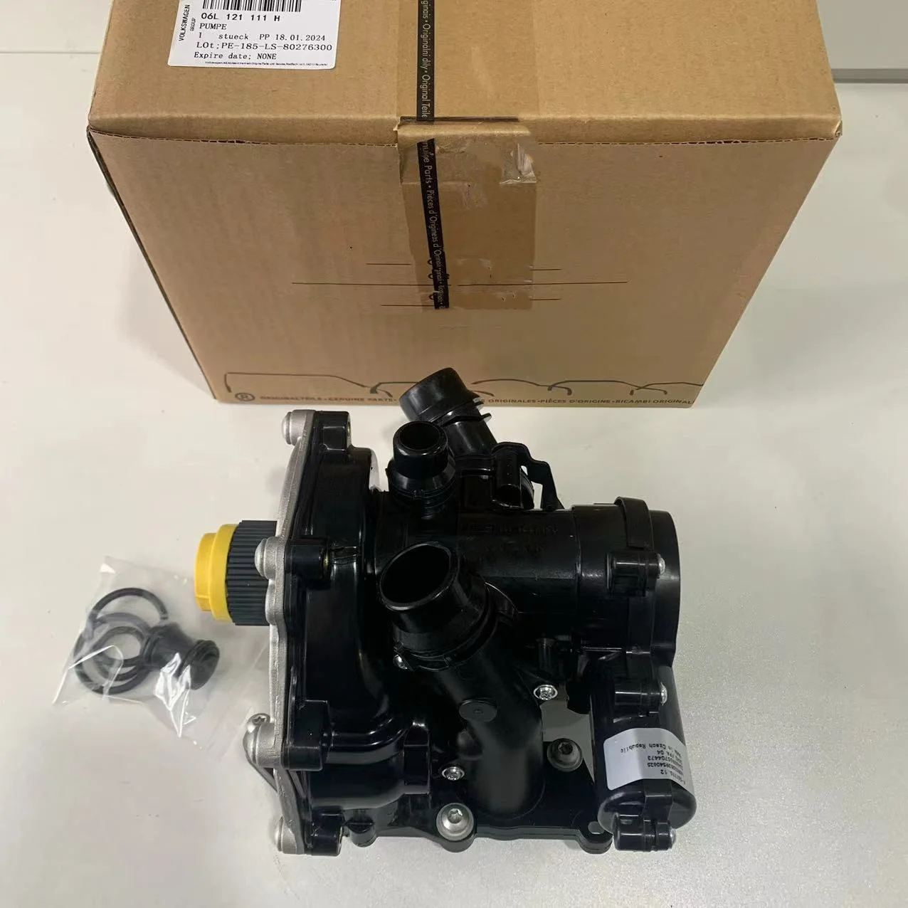 Carcasa del termostato y bomba de agua 06L121111H para Audi