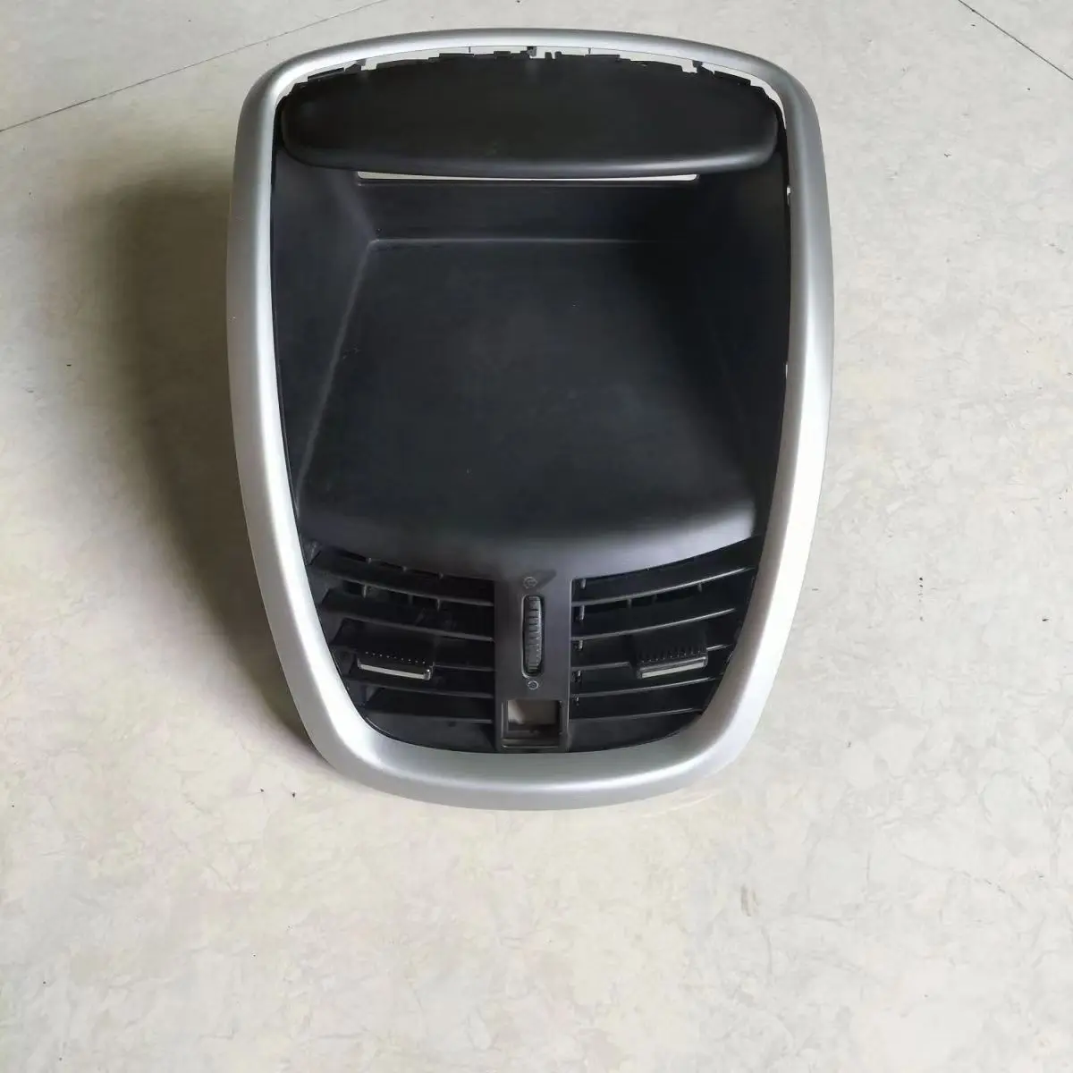 Barra iluminación matrícula y salida de aire Peugeot 207 207CC - imagen 4