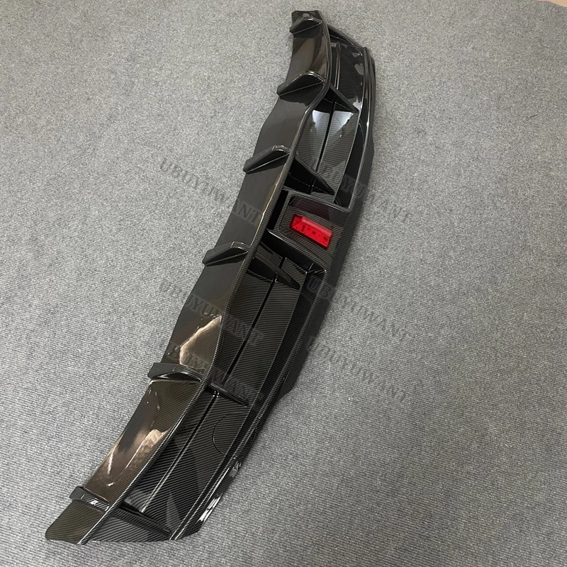 Detalle del divisor y labio para el parachoques trasero