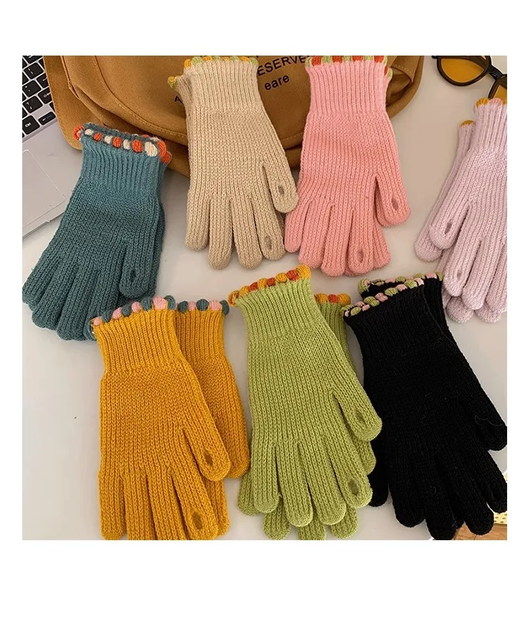 Detalle de los guantes de punto