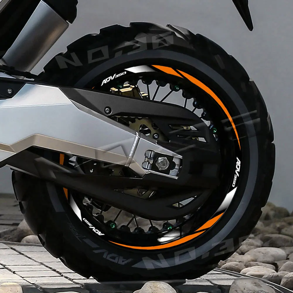 Vista lateral de motocicleta ADV 350 con pegatinas reflectantes montadas en las ruedas