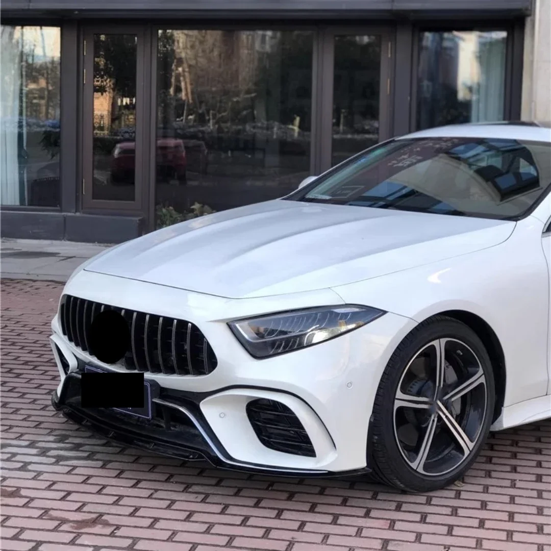 Detalle frontal del parachoques y parrilla