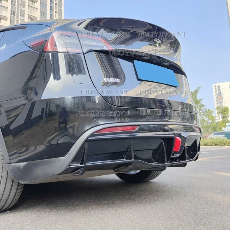 Difusor de parachoques trasero para Tesla Model Y 2018-2024, labio ABS negro brillante, apariencia de fibra de carbono, divisor de maletero de coche, protector de placa de alerón - imagen 2