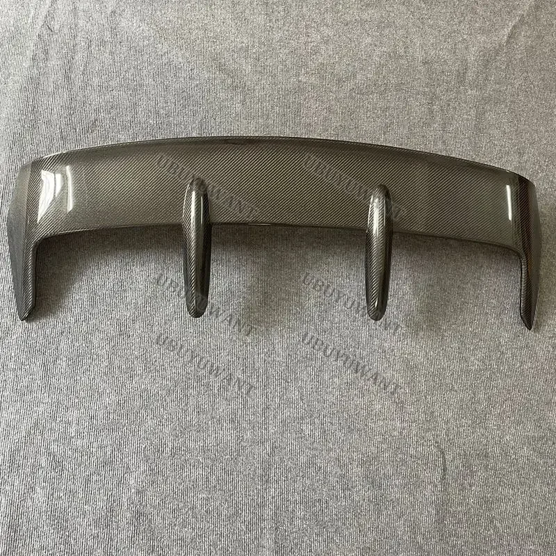 Alerón de techo de fibra de carbono instalado en Mazda 3 Hatchback