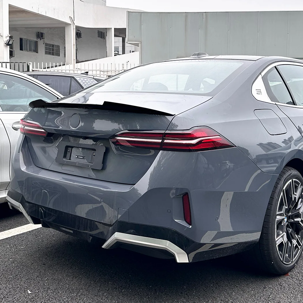 Alas de BMW 5 Series en estilo carbono negro brillante