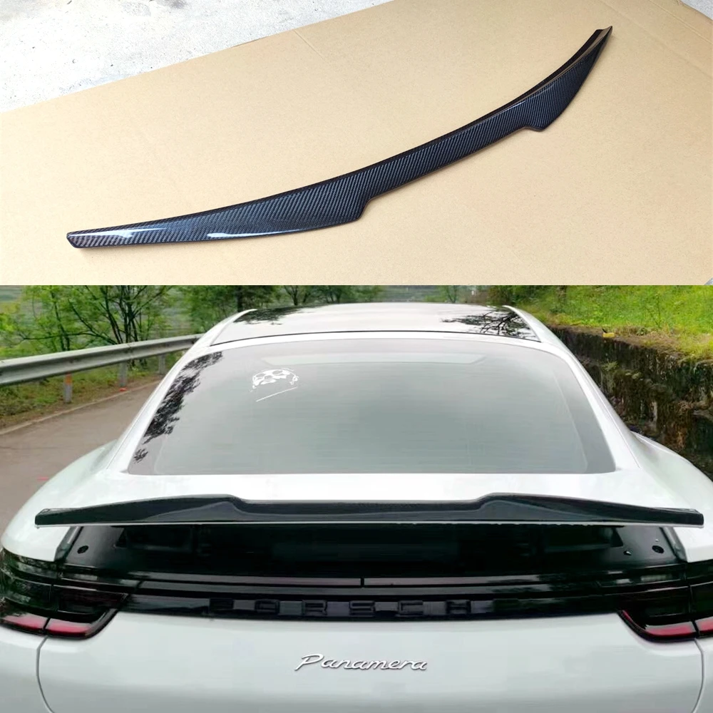 Alerón trasero de fibra de carbono instalado en la parte posterior de un Porsche Panamera