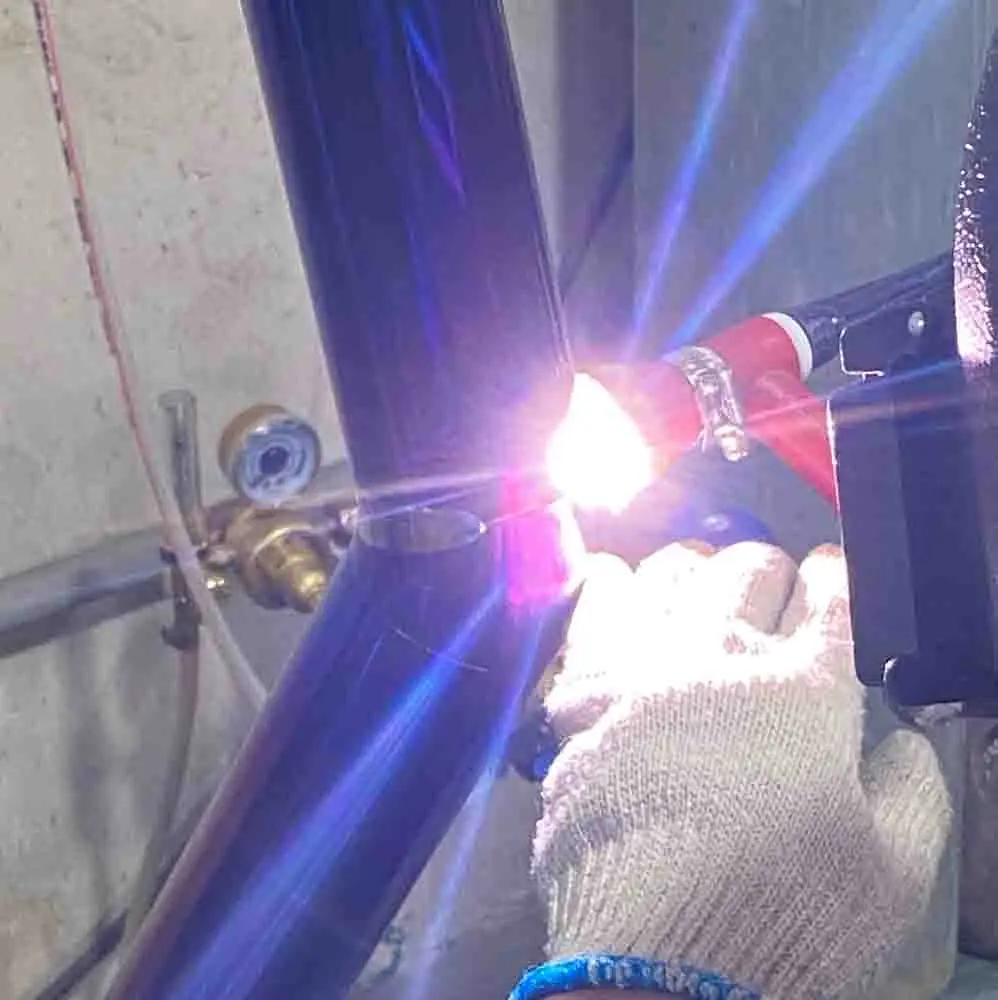 Instalación del downpipe en el vehículo