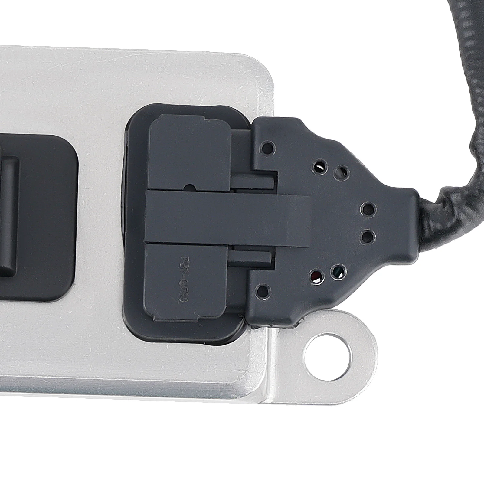 Vista del conector eléctrico del sensor NOx listo para instalación