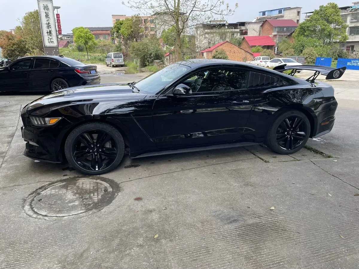 Vista lateral del spoiler para Ford Mustang