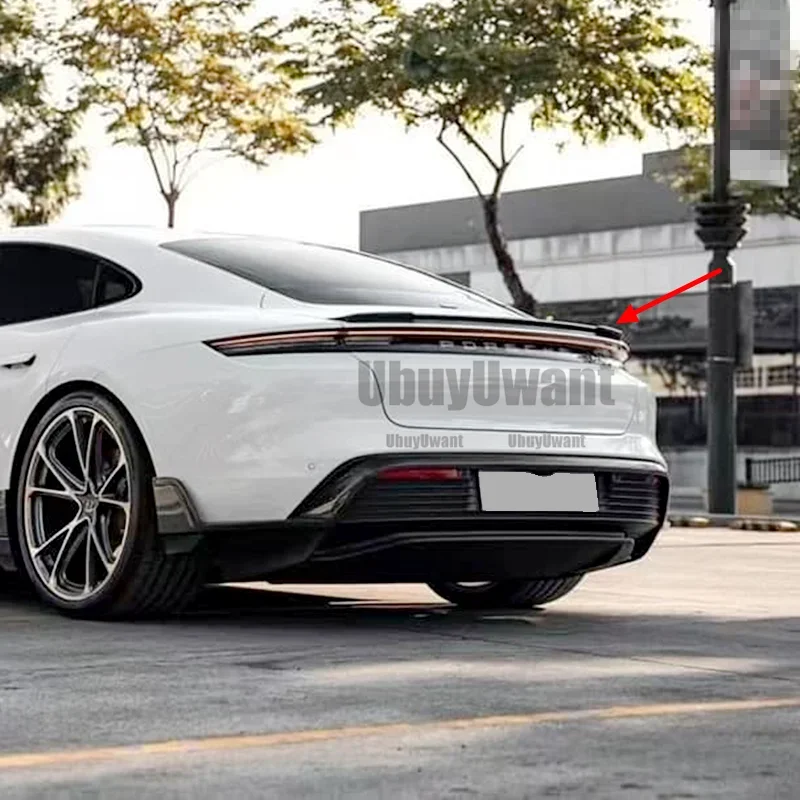 Alerón trasero de fibra de carbono para Porsche Taycan visto desde atrás