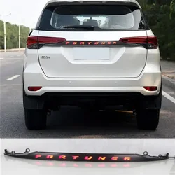 Embellecedor LED maletero trasero con luz de freno para Toyota Fortuner