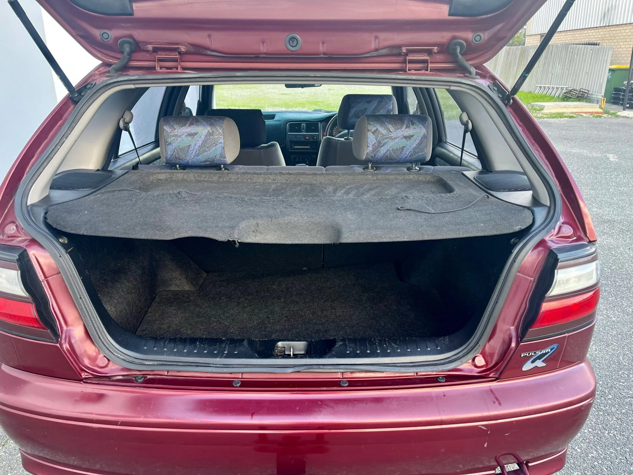 Amortiguadores de portón trasero Nissan Pulsar/Sentra N15 (1995-2000)