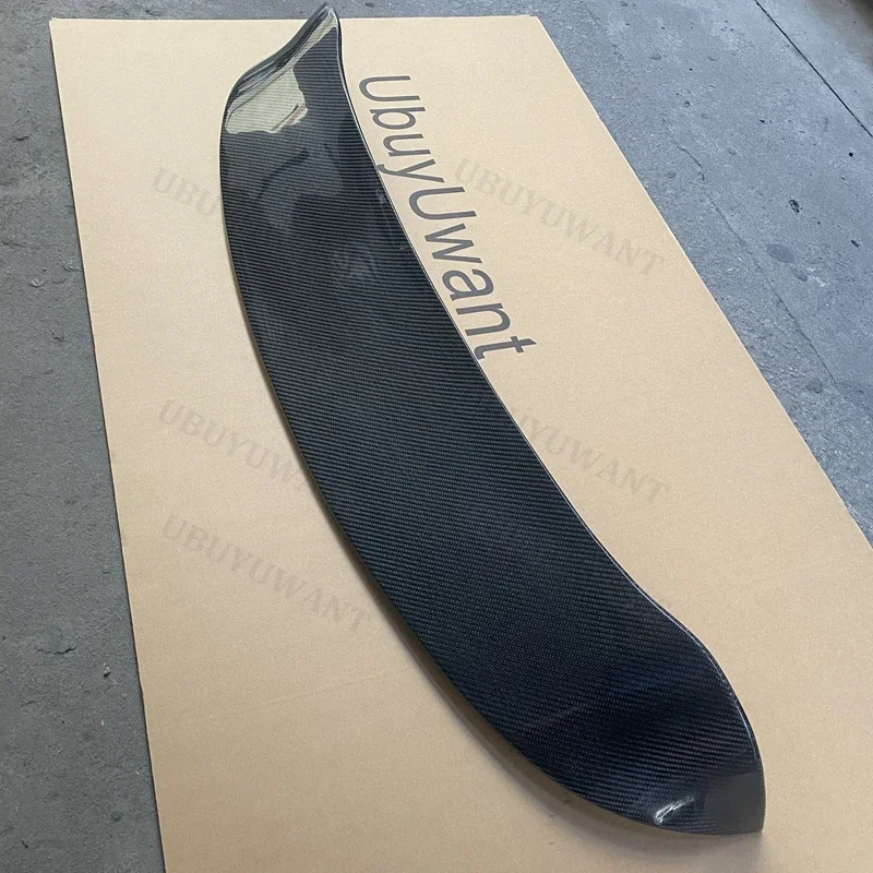 Vista frontal del alerón en fibra de carbono para Suzuki Swift