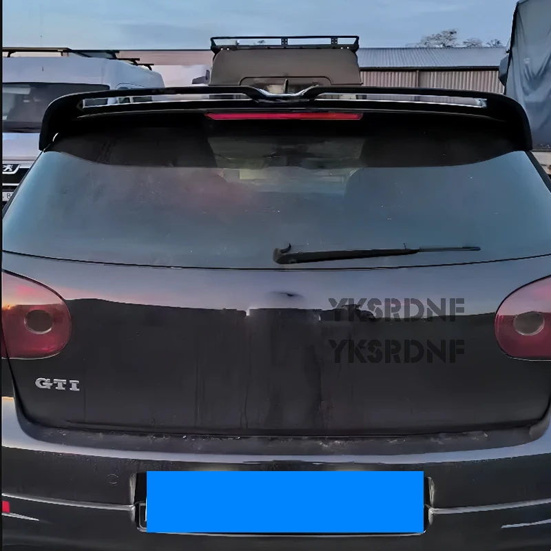 Vista trasera completa del alerón en el coche