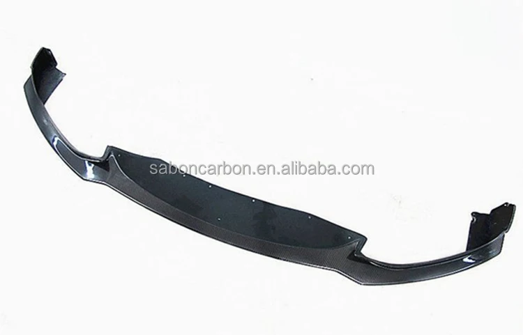 Detalle del labio delantero de fibra de carbono