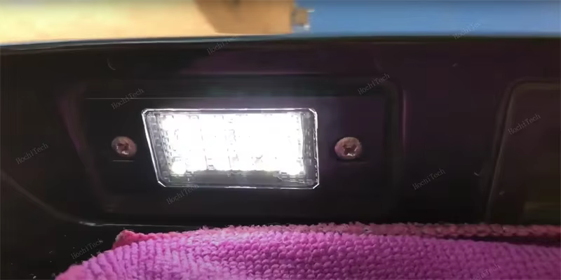 Detalle de una luz LED para placa de matrícula