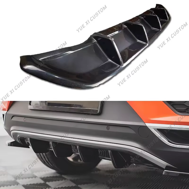Difusor trasero negro brillante instalado en Volkswagen T-Roc