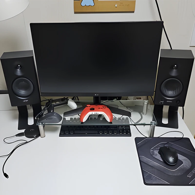 Detalle del soporte de altavoz con diseño en forma de C