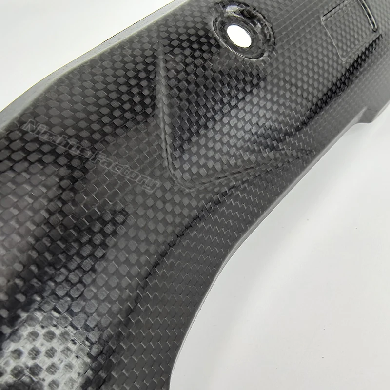 Protector escape fibra de carbono Akrapovic – Kawasaki Z900 2017-2021 - imagen 4
