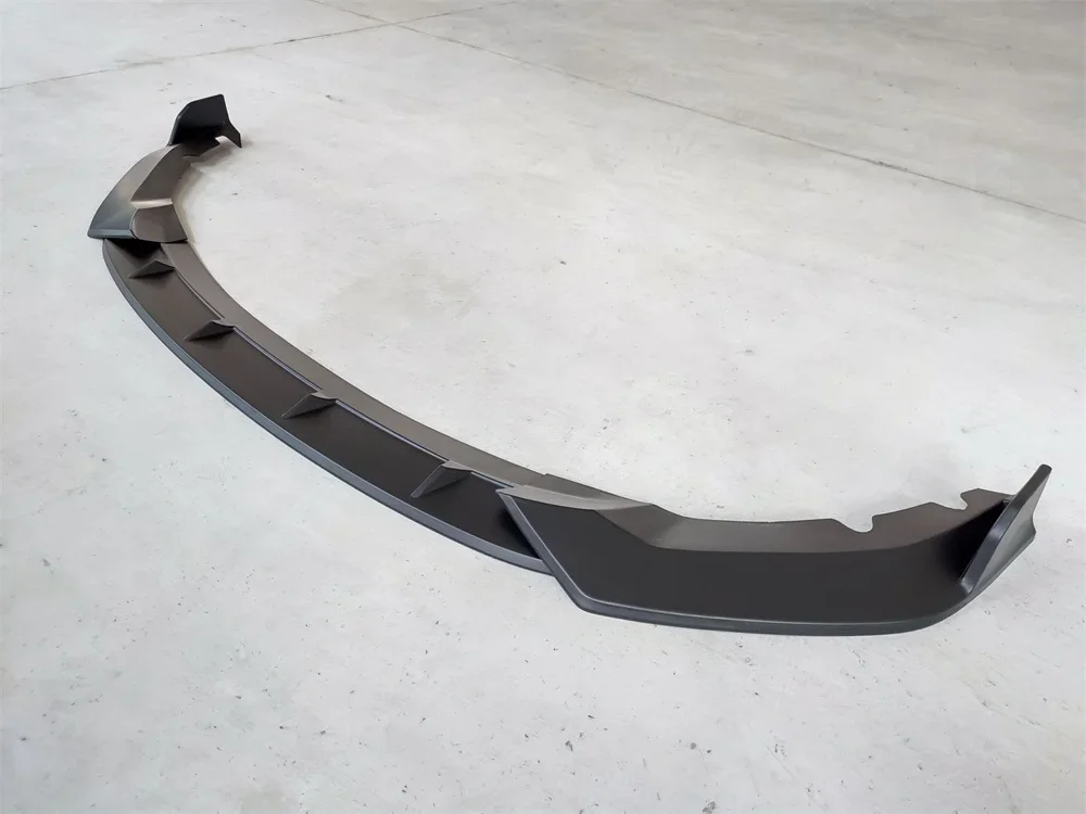 Vista frontal del parachoques instalado en un BMW Serie 1 2019