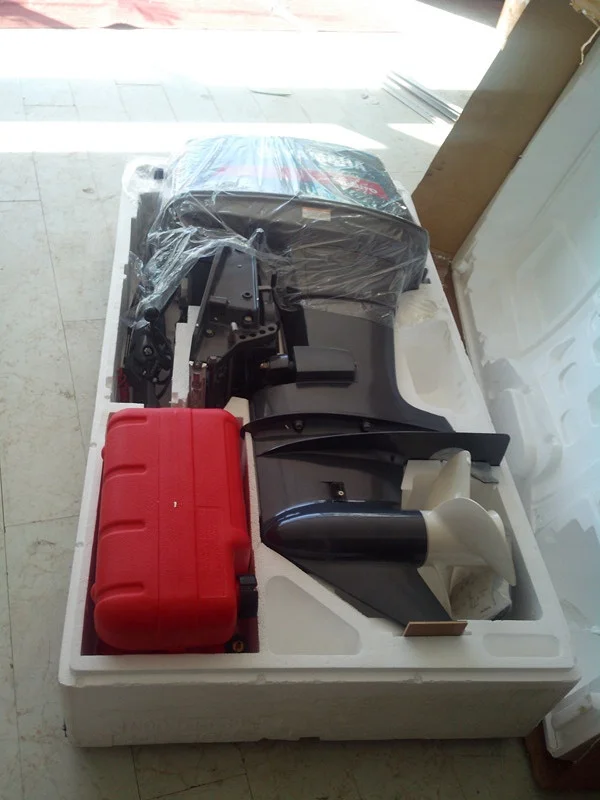 Vista lateral del motor fueraborda Yamaha F50HETL