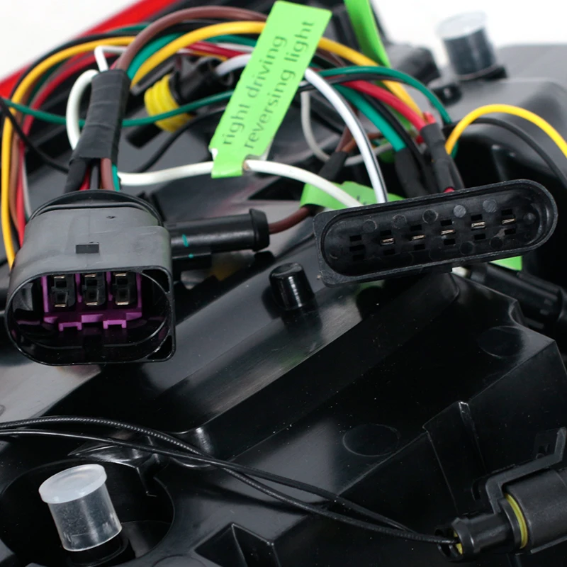 Vista nocturna de los pilotos LED encendidos