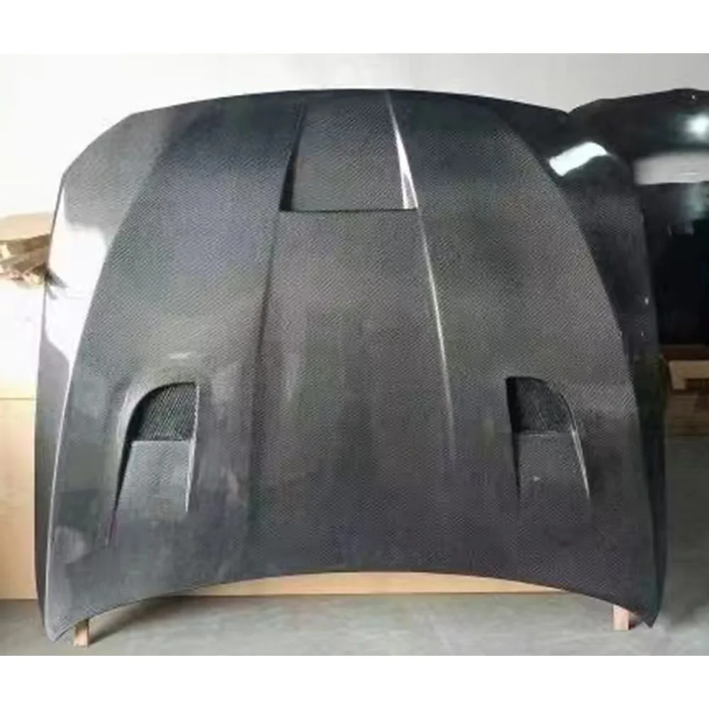 Capó de fibra de carbono montado en BMW M5 2015 en entorno real