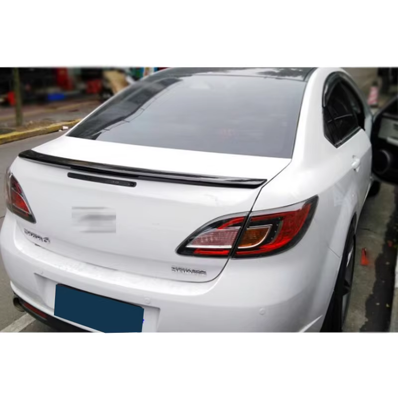 Alerón negro instalado en la parte trasera del Mazda 6