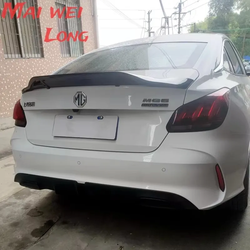 Alerón trasero de plástico ABS instalado en el maletero de un MG5 2021