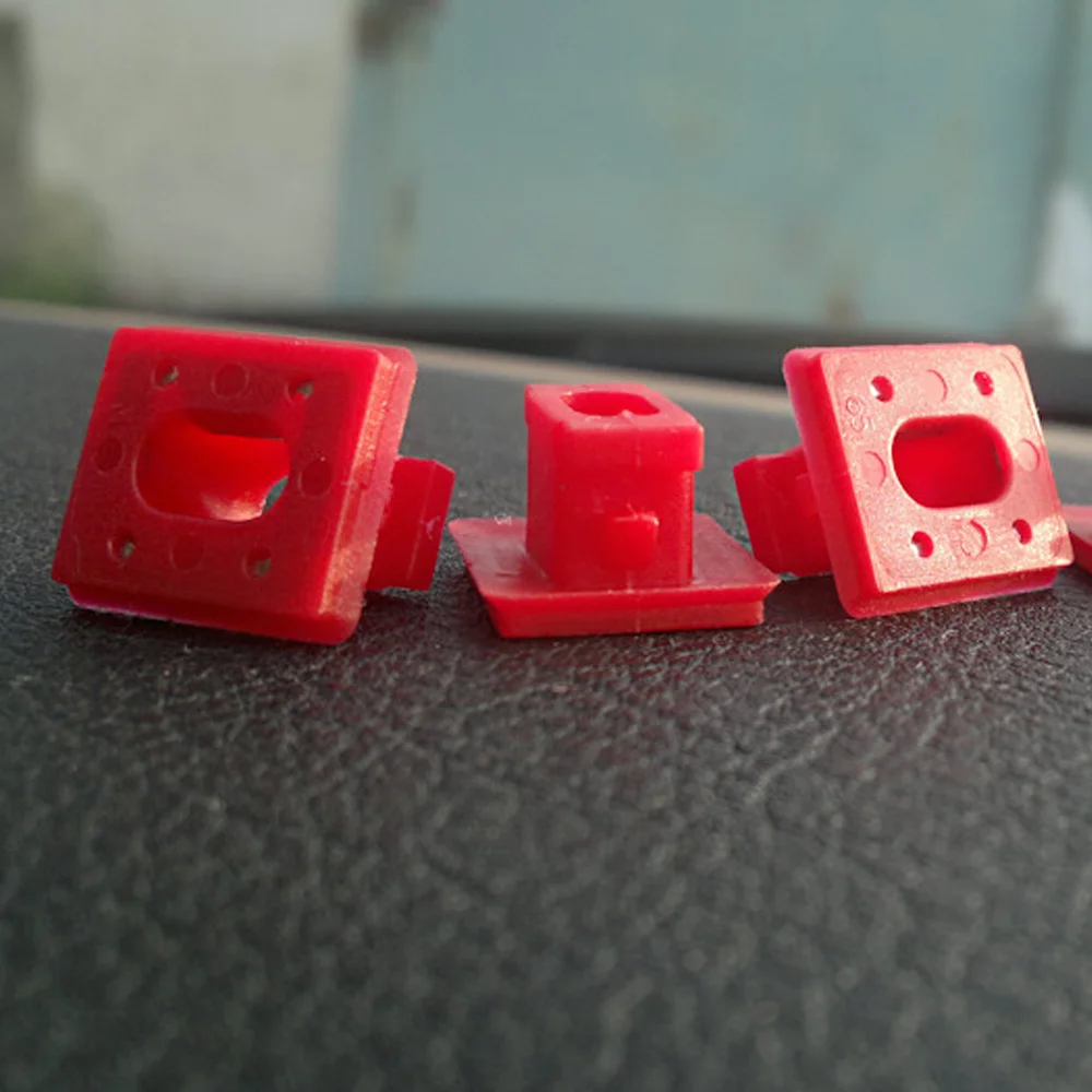 Detalle de los retenedores rojos para molduras BMW