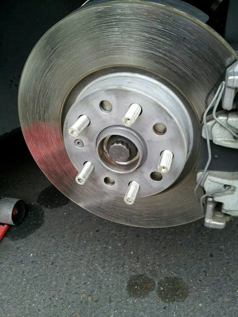 Detalle de la rosca del perno de rueda