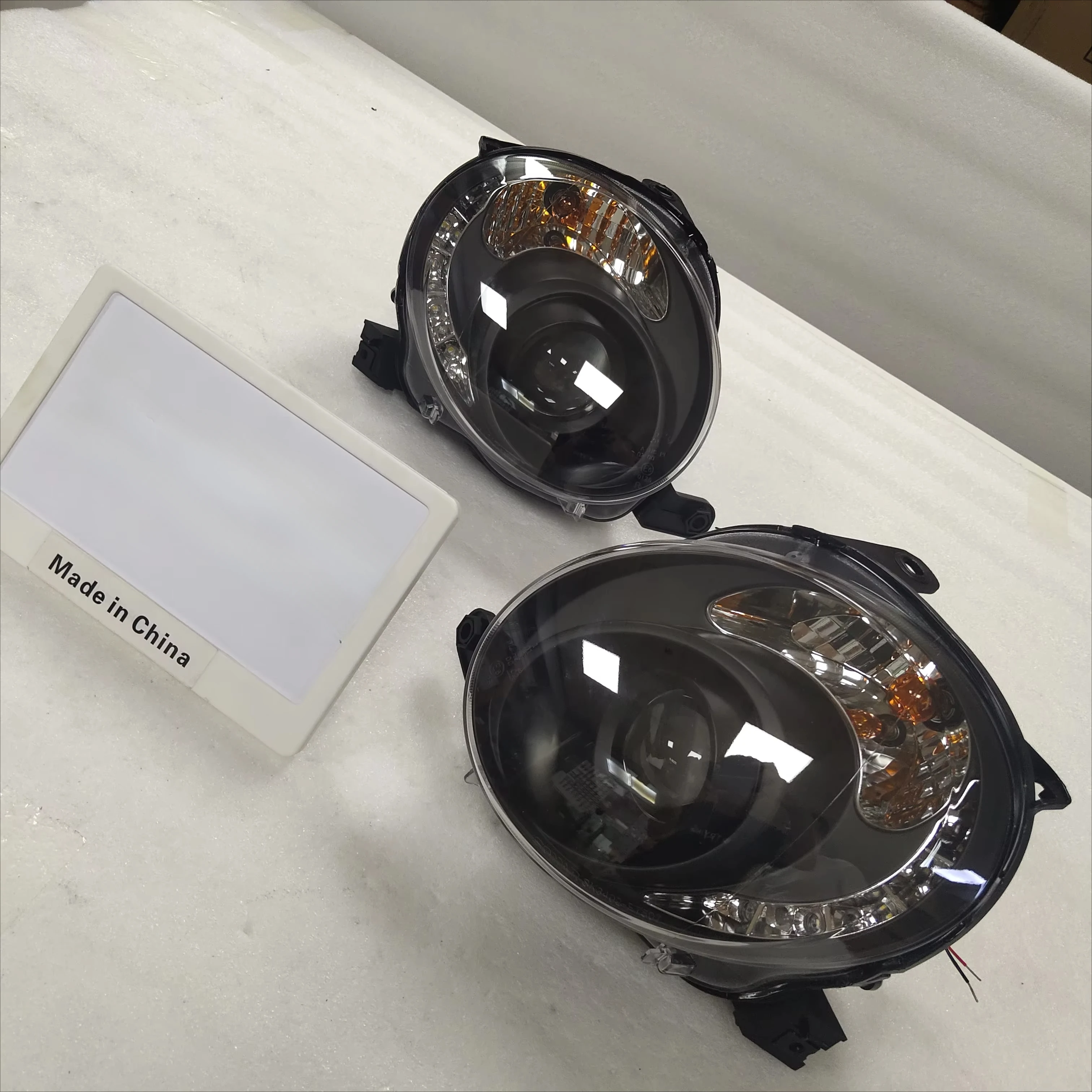 Detalle del faro LED con carcasa negra