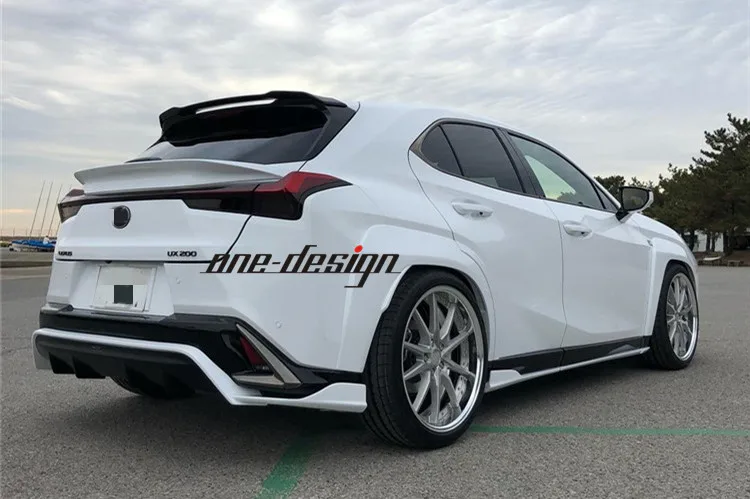 Alerón trasero de fibra de carbono instalado en un Lexus UX