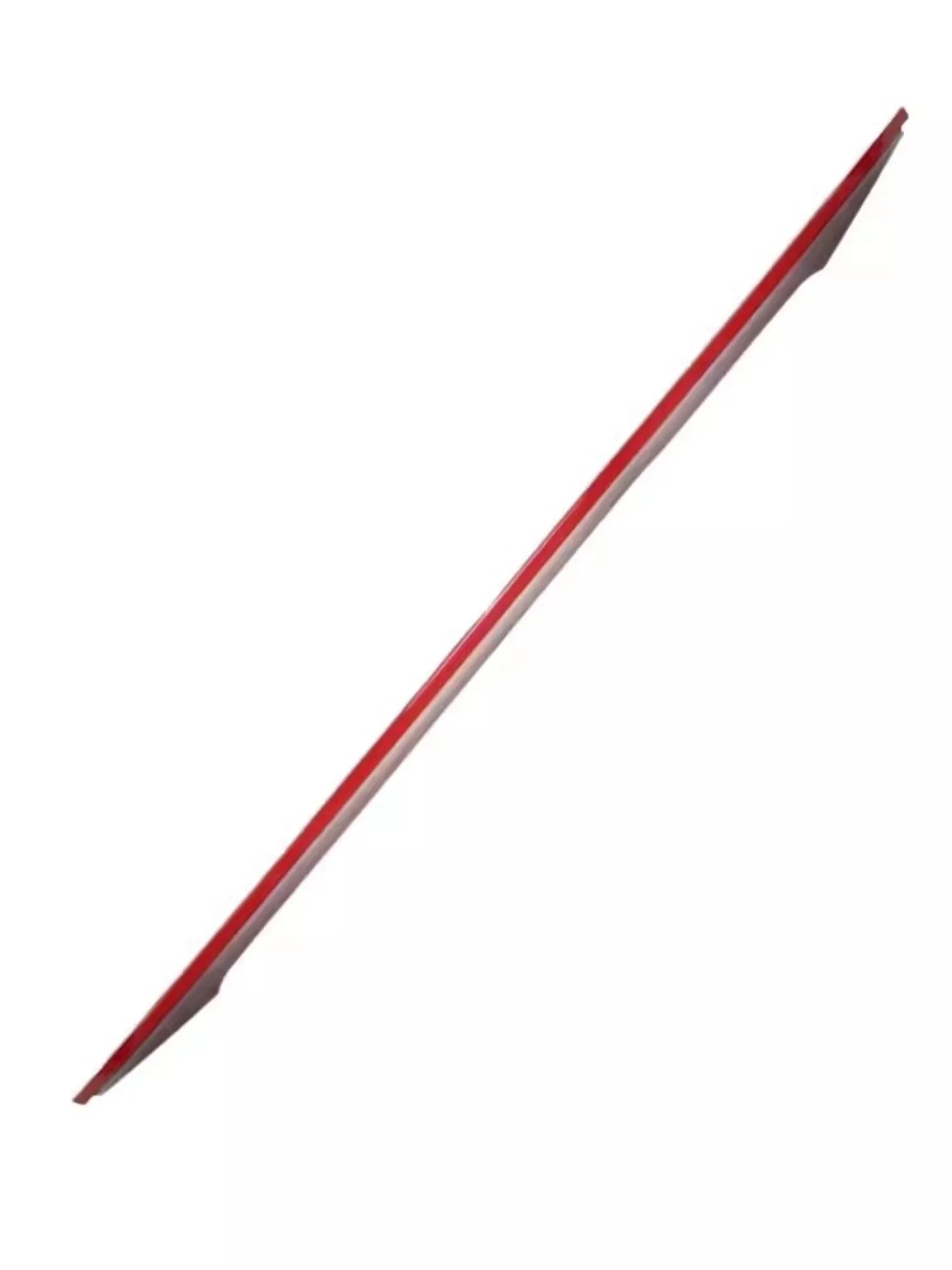 Vista trasera nocturna de un Mercedes Clase S con la barra de luz encendida