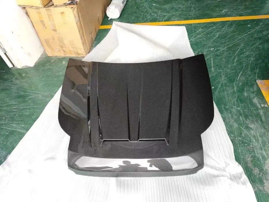 Comparación con capó original de acero
