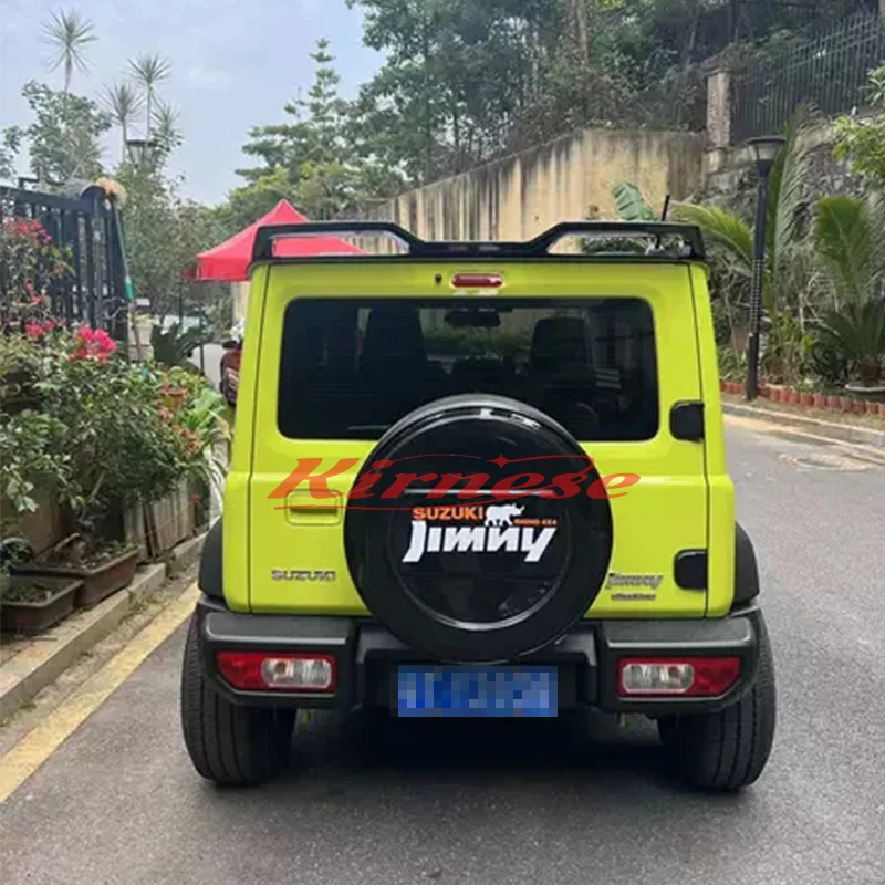 Alerón de techo trasero negro brillante instalado en un Suzuki Jimny