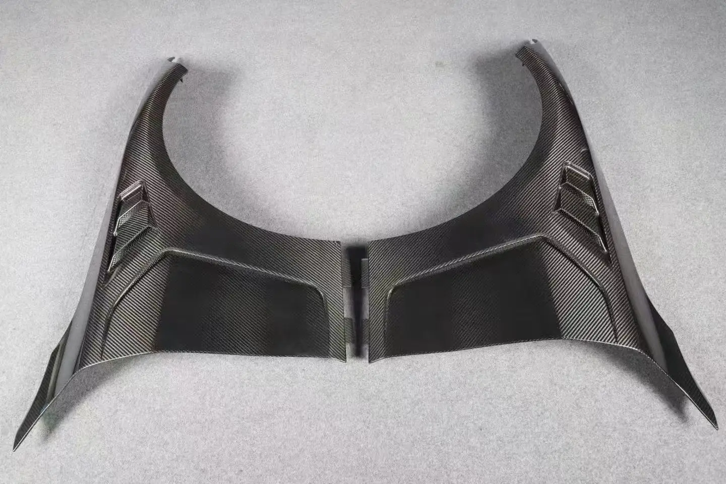 Guardabarros seco fibra carbono BMW M4 G82 con persianas ventilación - imagen 5