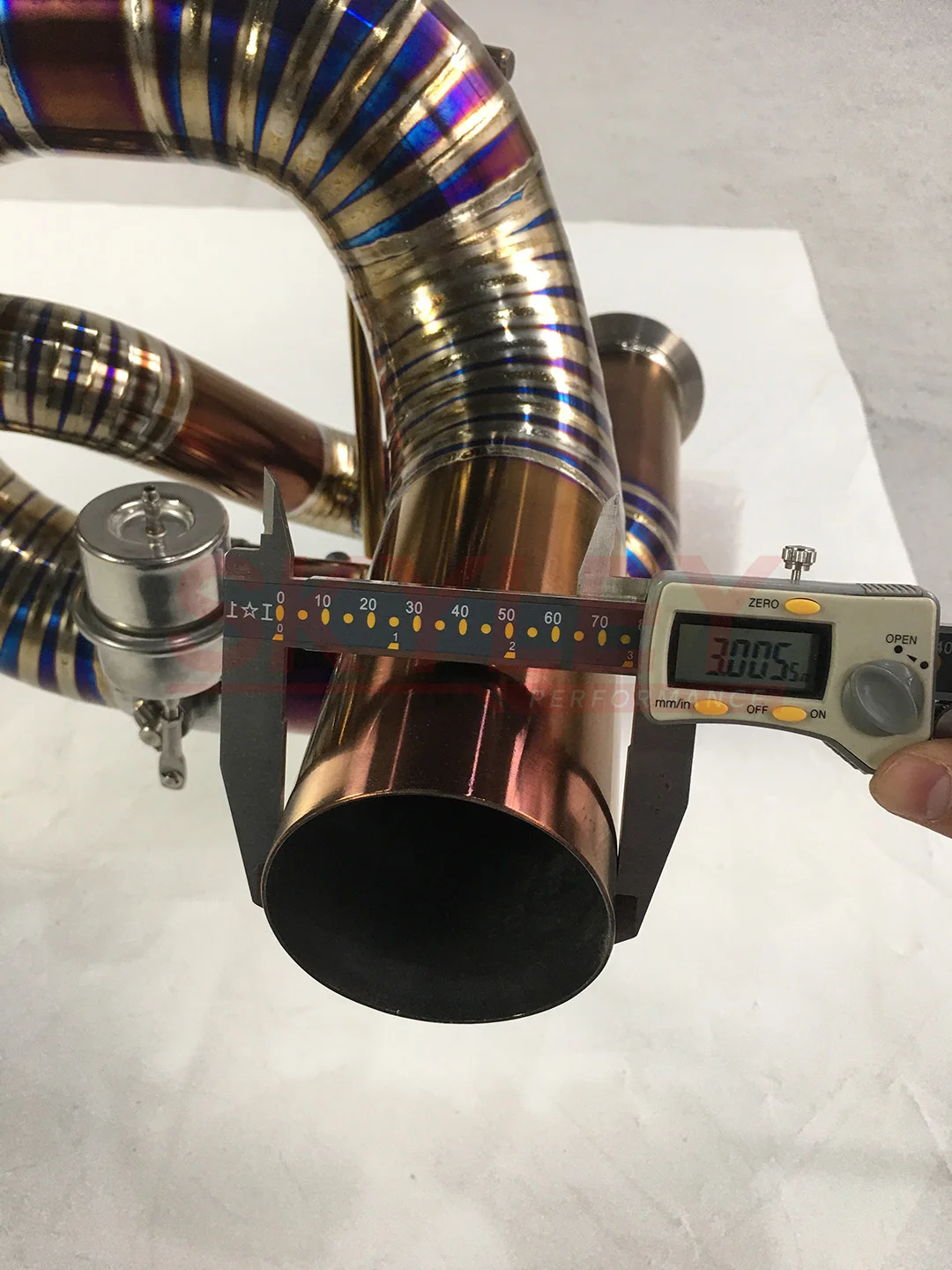 Detalle de la válvula de escape y soldadura del sistema
