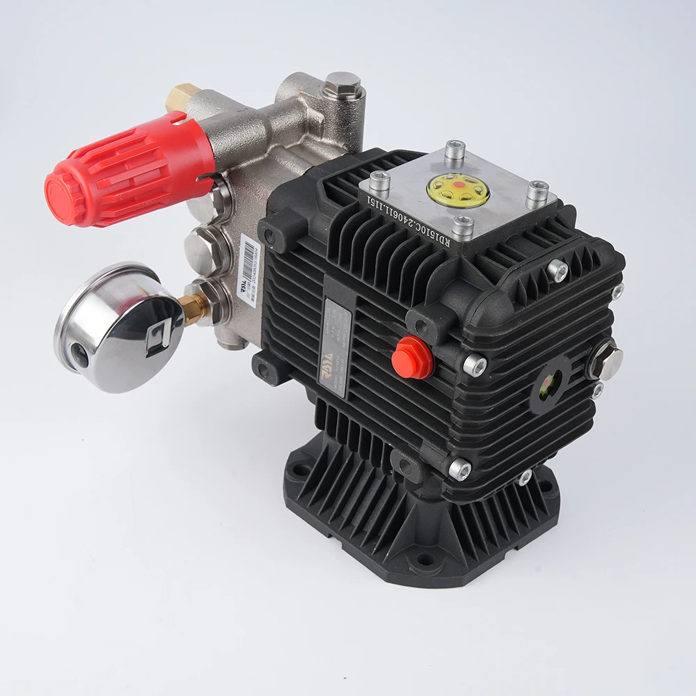 Instalación del cabezal de bomba en máquina de limpieza industrial de gran caudal