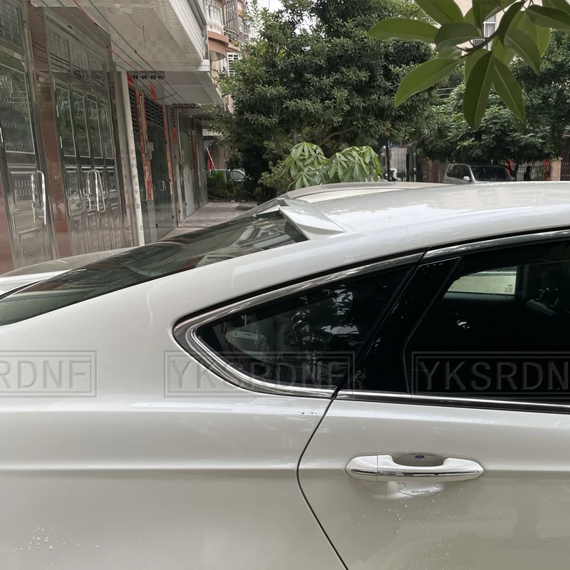 Vista trasera del alerón instalado en un Ford Mondeo Fusion