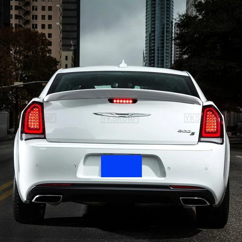 Vista frontal del alerón KLSHIRU para Chrysler 300