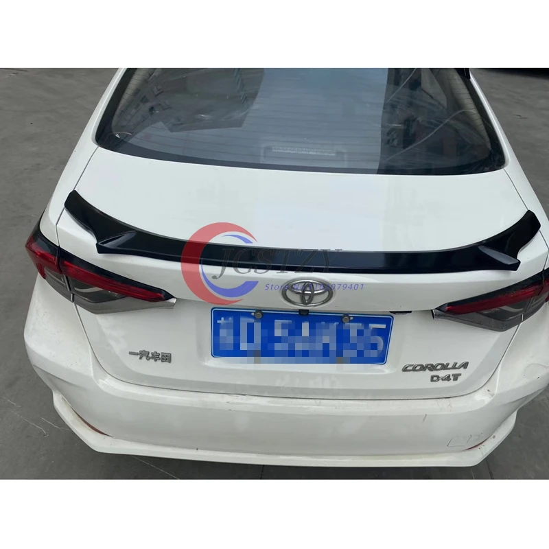 Spoiler montado en Toyota Corolla negro